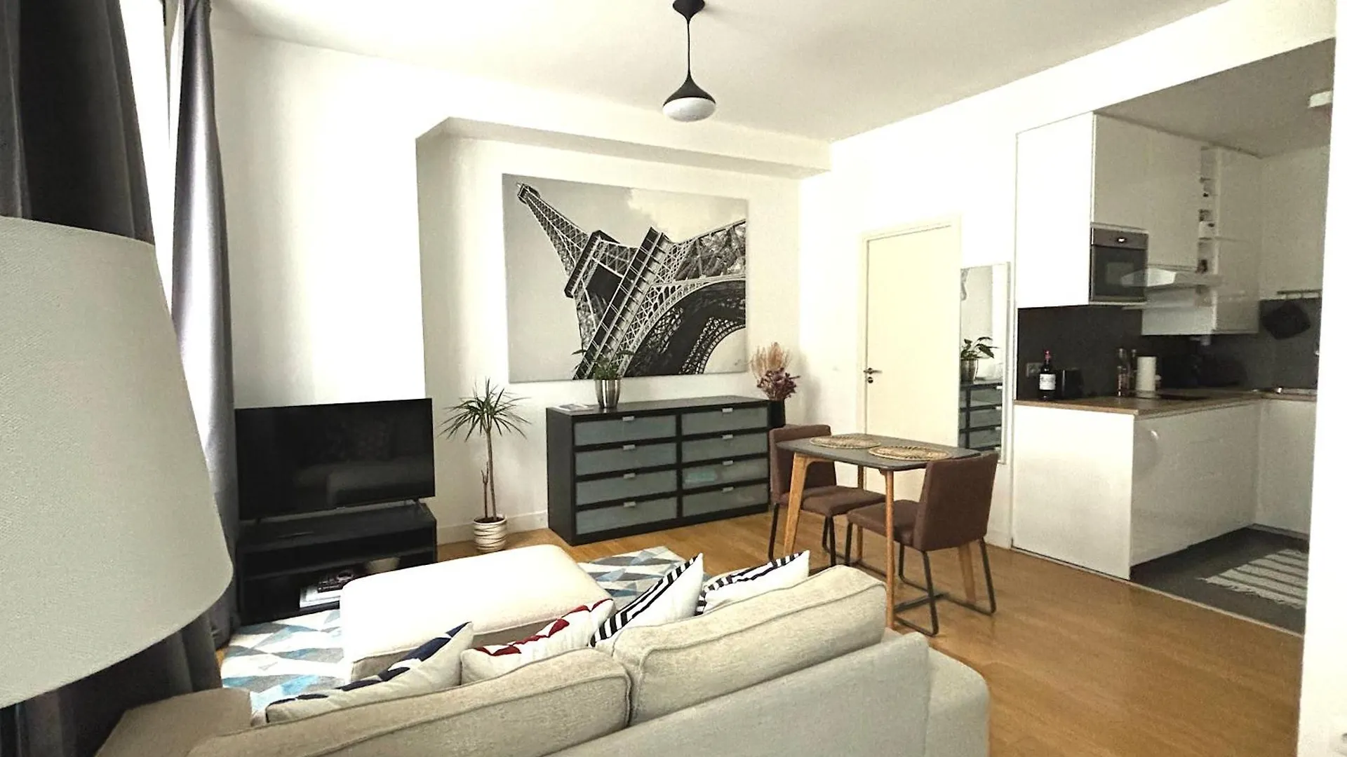 Marais Modern & Spacious Studio パリ 0*,
